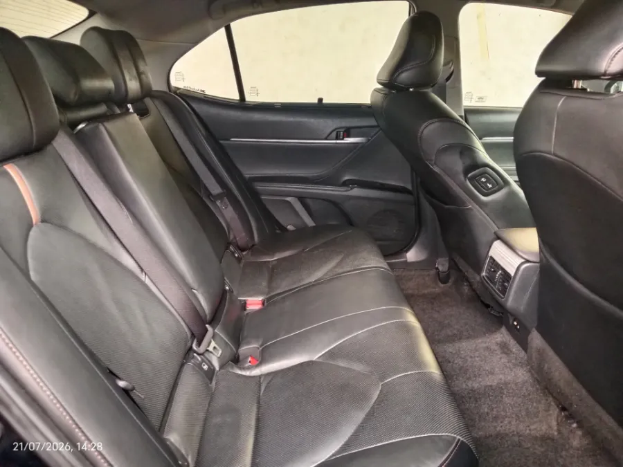 Foto Mobil Bekas Kabin Belakang Toyota Camry 2.5 Hybrid tahun 2021